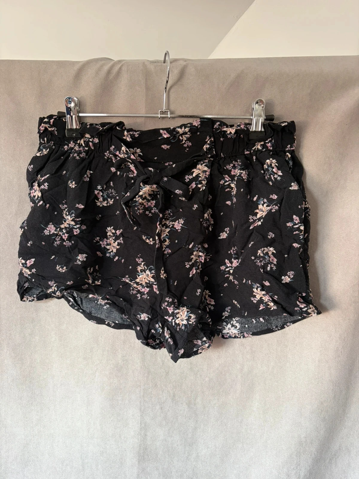 Short noir fleuri taille M